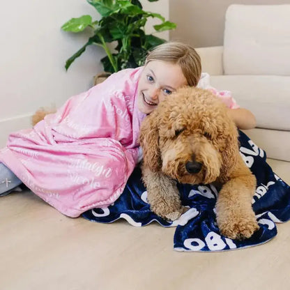 Enfant jouant avec Doodle sous plaids personnalises